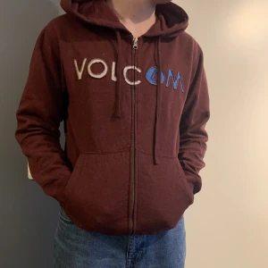 Vintage hoodie - Vintage hoodie från Volcom. Köpt i storlek L men passar bättre som M