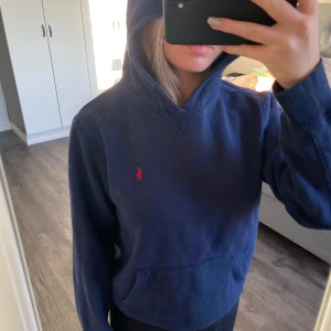 Ralph Lauren Hoodie  - Säljer denna superfina marinblåa hoodien från Ralph lauren. Strl S. Nypris 1.095kr