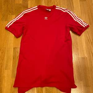 En boxy röd adidas klänning nästan som en super stor T-shirt. Skit bra kvalite och super snyggt till sommaren. Kan användas som en T-shirt. Inga defekter använd runt 1-2 gånger 💕 fråga om flera bilder ❤️pris kan diskuteras 🌸