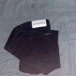 Calvin Klein jeans - Svarta vanliga jeans köpta för nått år sen och då kosta dom runt 1000-1200