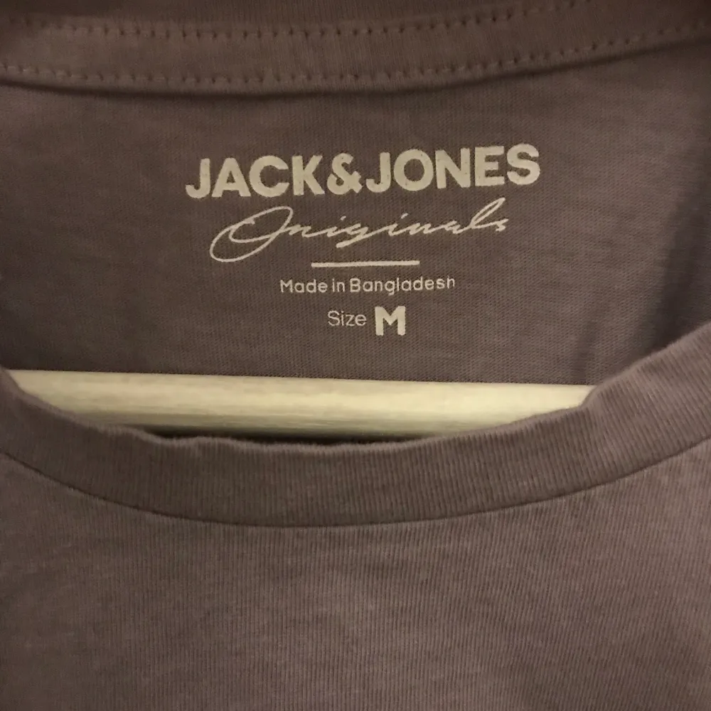 Jack and Jones t-shirt som använts en gång. Inte min stil längre. T-shirts.