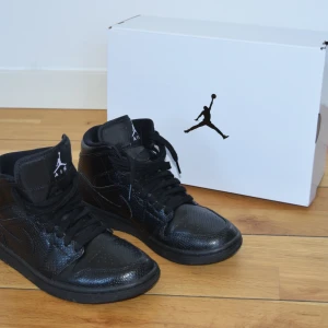 Jordans - Air jordan 1 mid black snakeskin womens I storlek 38(normala i strl). Inköpta i höstas! knappt använda och ser ut som NYA.✨