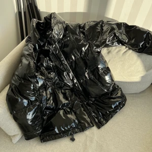 Lackad puffjacka Monki S - En så fin vinterjacka i lackimitation från Monki i storlek S med fin bred krage. Har storlek XS i kläder och använt den som en perfekt oversize fit. Finns att hämtas i Gbg, annars står köparen för frakt på 99kr spårbart med postnord! Först till kvarn! 