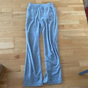 Juicy Couture  - Säljer dessa snygga Juicy Couture byxorna som inte kommer till andvändning längre💕har även en tröja till om någon är intresserad💕betalar endast med Swish💕kan posta idag!💕frakten ingår vid snabb affär💕