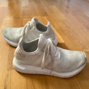 Adidas ”swift run X shoes” - Använda men har inga hål eller brister, har inte testat att tvätta dom så dom blir säkert vitare efter en tvätt. Lätta skor som är väldigt bekväma att gå eller springa i.