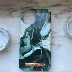 Mobilskal till iPhone 12 pro - Säljer ett helt nytt skal för iPhone 12 pro då jag köpte fel färg så därför säljer jag den. Ny pris 399kr. Asken finns också 