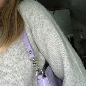 en liten fin lila handväska 