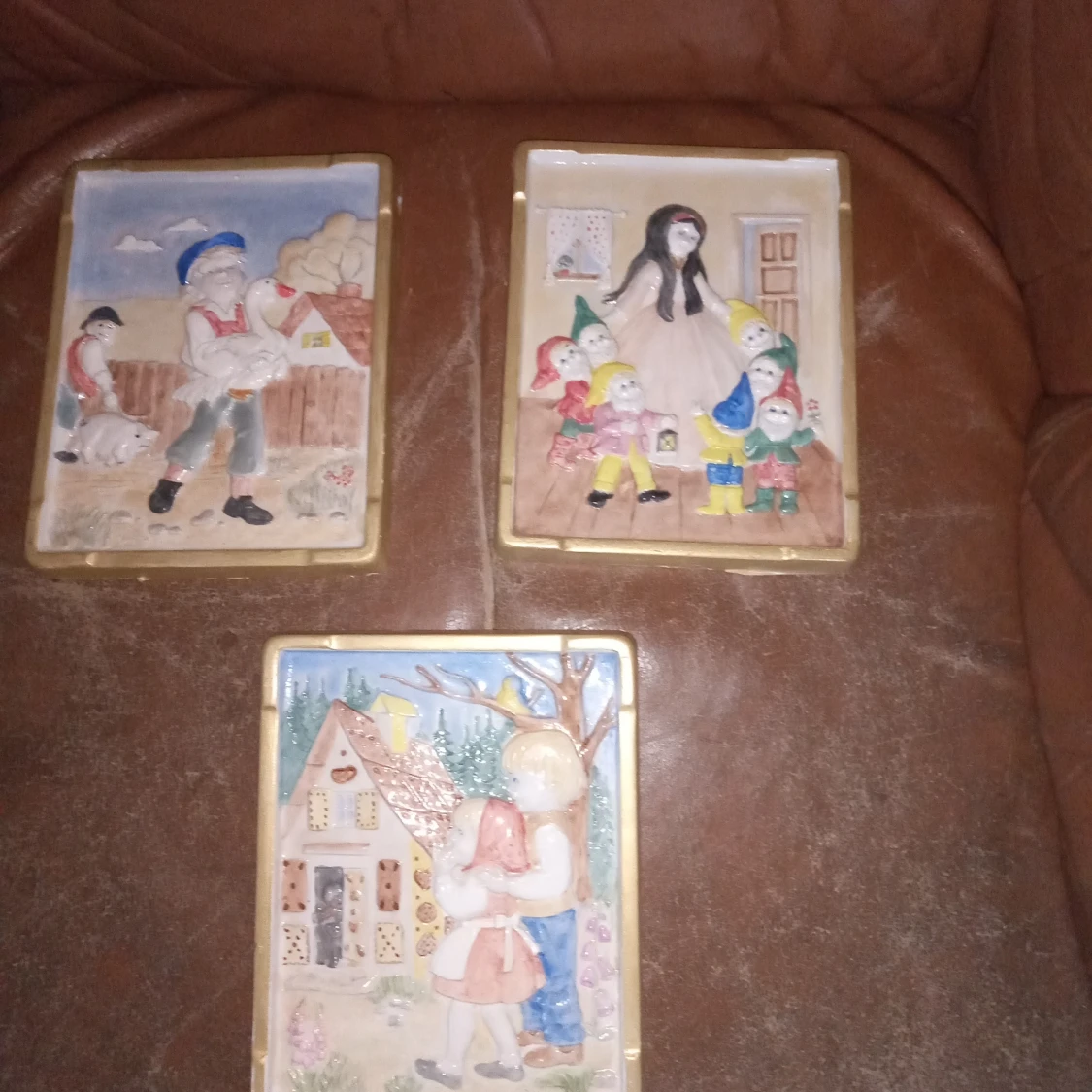 Gipstavlor med olika sagomotiv . - 90