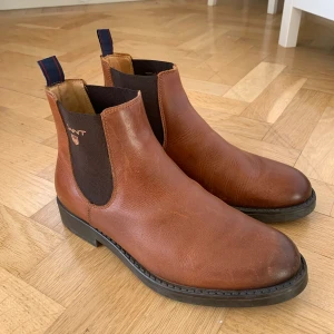 GANT chelsea boots - Endast använda ett par gånger, prislappen sitter till och med kvar under! Använder ej, så lika bra att sälja. :)