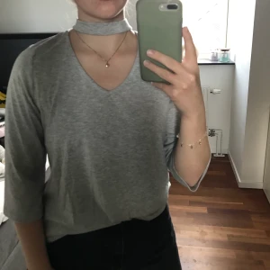 Tröja - Grå tröja med trekvartsarmar i storlek S. Är i väldigt bra skick.