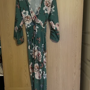 KLÄNNING - Säljer min fina klänning från Nelly då den aldrig kommer till användning  