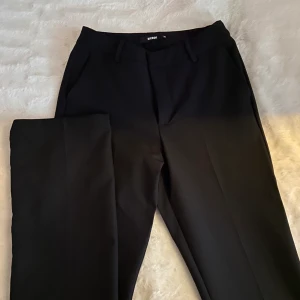Byxor  - Ett par trendiga kostym byxor från bikbok. Aldrig använda, säljer pga fel storlek men super fina o sköna!💕 Köparen står för frakten!