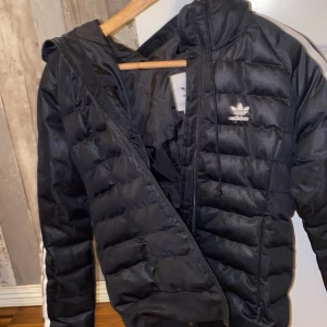 Adidas jacka - Den är väldigt skön. Använt den 2-3 gånger. Den är fin och håller dig varm!!! Stl 34/s