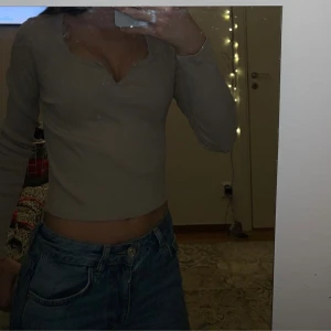 beige tröja  - En beige tröja som har används Max 10gånger 