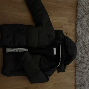 Calvin Klein Jacka - Säljer min Calvin Klein jacka. Använt 5 gånger ungefär inga större skador på den heller. Ny pris 1900kr 