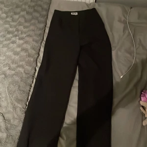 Kostymbyxor från madlady  - Säljer mina kostym byxor från madlady. Har använt men är i bra skick. Sitter superfint. Säljer för 100 kr plus frakt. Pris kan diskuteras 