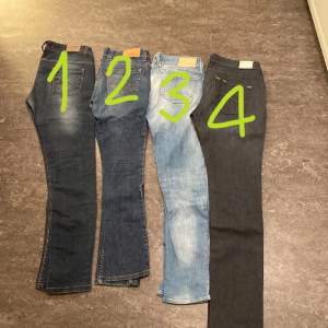 1. Levis jeans i storlek w31 L32 dom är slim jeans bra skick 9/10. 2. Levis jeans w30 L 32 slim jeans också. 3. G-star jeans i storlek w31 L32 dom är bra skick och har en silvrig g-star logga i höger fram ficka 4. Lee slim jeans 31 33 (kan köpas separat) 