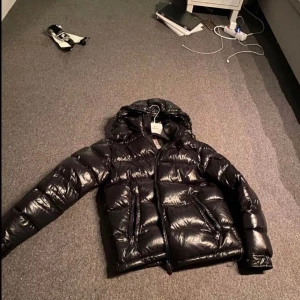 Strl S - Säljer en jätte fin jacka moncler maya utan några skador överhuvudtaget🥰 Den är som ny och bara använd 1 vinter, rökfrit och djur fritt hus, hoppas ni gillar den❤️