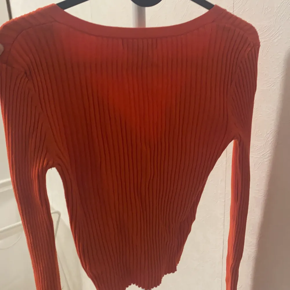 Röd topp från H&M, perfekt för julen, jätte skönt material och strechig tröja, passar storlek S, frakt 45kr 🤍. Toppar.