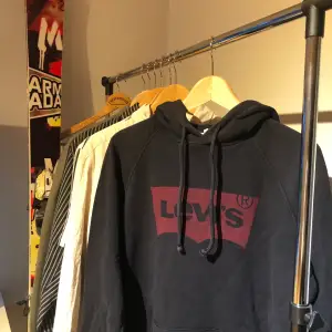 Säljer en hoodie från Levi’s, storlek M. Cond 8/10