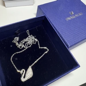 Swarovski halsband  - Swarovski svanhalsband  Äkta silver med swarovski diamanter  Som ny 