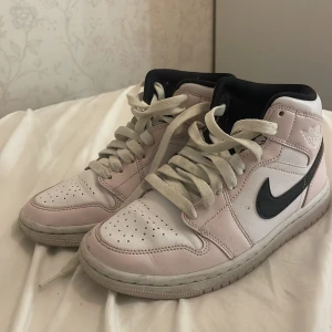 JORDAN AIR 1 MID - !SALU! Populära jordans till salu. Använt 2/3 gånger. Vill sälja då det inte är min still längre. Storleken är US 35,5. Den har lite dam på sig, men det är för att jag inte har gett dem kärlek. Med lite tvätt och strykning så är skorna verkligen som nya.