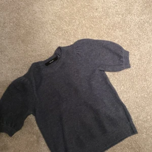 Tröja - Stickad tröja. Knappt använd därav fint skick. Köpt ifrån vero Moda. Storlek S men passar M med!❤️