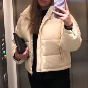 Creme vit puffer jacka! - Säljer en jättefin puffer jacka från Gina Tricot! 