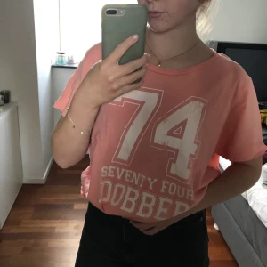 T-shirt  - Rosa t-shirt i storlek L. Kan antingen användas som oversized eller stoppas in om man är storlek XS-M. Är i bra skick.