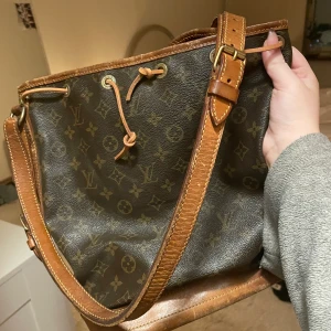 Louis Vuitton noe bag - Vill kolla intresset för min LV väska som jag nyligen köpt men som inte kommer till användning. Den är givetvis äkta och är köpt vintage från Vestiaire Collective. Köpt för 3000kr,  lagat och köpt till snöret från en LV återförsäljare för 500kr. 🤎