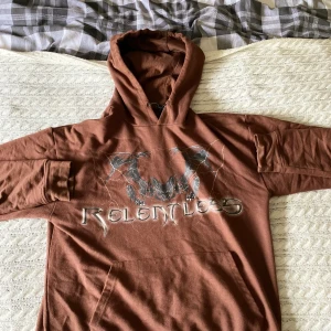 Night Addict Relentless  - Fet Relentless hoodie, unik färg o tryck som påminner lite om rhinestone. As bra skick eftersom jag inte använt den alls (fel storlek) hoppas den kan komma i bättre användning hos någon annan. 