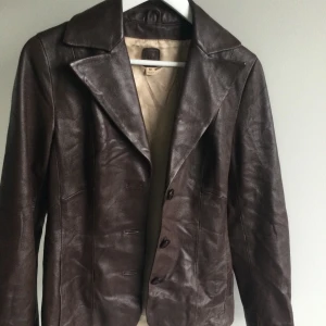 Skinnjacka - Brun skinnjacka i storlek M