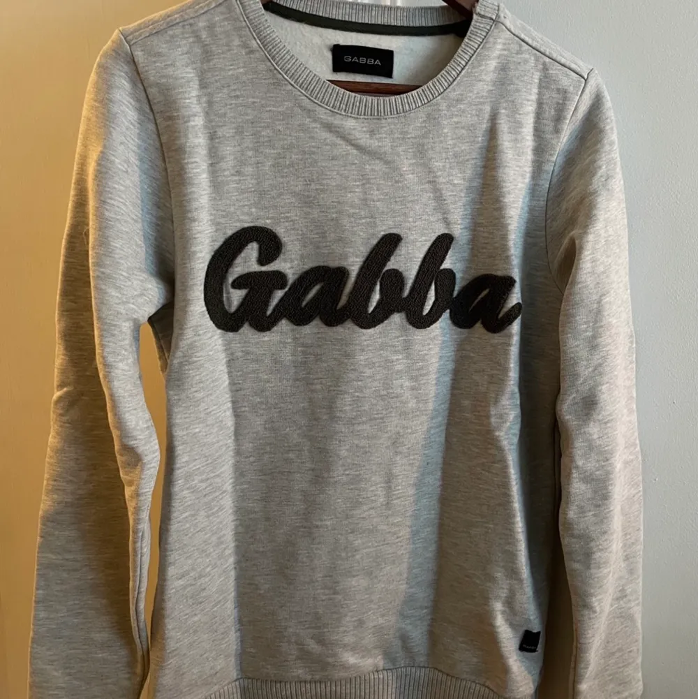 Säljer en snygg Gabba tröja i strl S  Skickas smidigast för 66kr Spårbart paket post nords tjänst skicka lätt . Tröjor & Koftor.