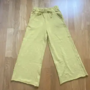 Yellow kinda short pants.