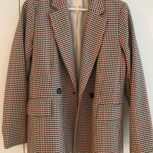 Rutig kavaj från H&M - Kavaj i nyskick från H&M i storlek 36