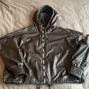 Stronger Jacka - Säljer min stronger jacka som är en perfect stilren vindjacka som även passar bra för träning, säljer pågrund av för liten. Använd ett fåtal gånger men är i topp skick! Pris+ frakt! Hör av om intresserad🤍(nypris 800)