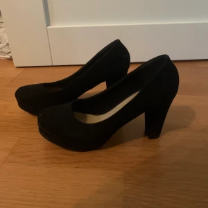 Klackskor  - Ett par svarta klackskor, använda MAX 2-3 gånger. Fint skick och är i storlek 39. Köparen står för frakten. (Skulle säga att dom är lite små i storleken. Jag har vanligtvis 38 i skor och dessa är bara lite förstora för mig) Finns en liten defekt på ena.