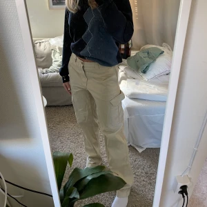 Marlboro cargo byxor  - Säljer dessa supersnygga cargo byxor från Marlboro Classics. Dom är i väldigt bra skick, inga slitningar eller fläckar. Skriv gärna om ni vill ha fler bilder 😊