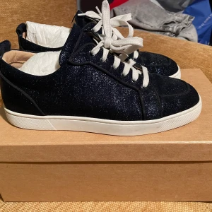 Christian Louboutins - Glitterloubs i strl 42. Använda ett fåtal gånger och i väldigt fint skick. Fler bilder finns, allt og.