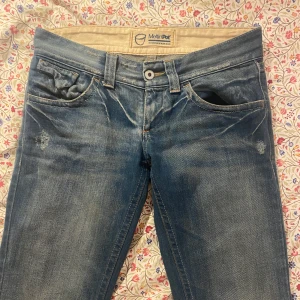 Low waist jeans - Säljer mina så snygga jeans som tyvärr inte passar, de är annars i jättefin skick. Midjemått: 82 cm och innerbenslängd: 80 cm Bud på 290