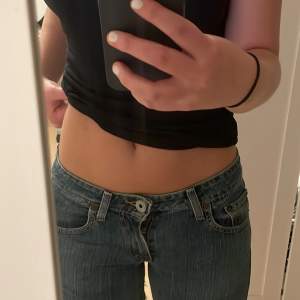 Lågmidjade jeansshorts från levis, dom är knappt använda då dom är försmå💖priser är inte hugget i sten men hör av dig vid frågor och köparen står för frakten!!