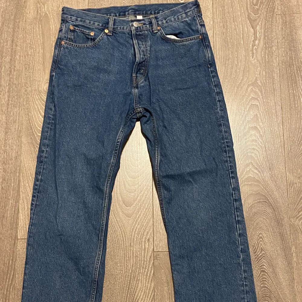 blåa jeans från weekday, space modellen. köpte från sellpy men har aldrig använt själv. frakt tillkommer. Jeans & Byxor.
