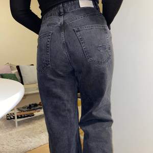 Svarta jeans som har blivit urtvättade efter 1 tvätt. Har använt dom 2-3 gånger och dom är alldeles för stora på mig nu. 