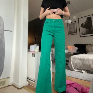 Gröna byxor från H&M - Gröna byxor, använda en gång. Sitter snyggt och skönt. 