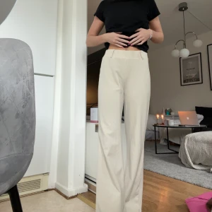 Beiga byxor från Nelly - Beiga långa byxor från Nelly. Använda några gånger men i fint skick