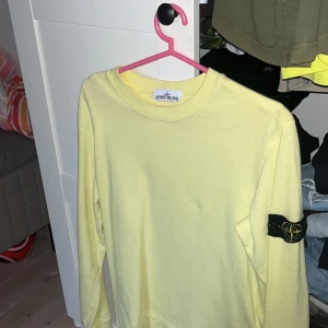 Stone Island sweatshirt💛 - Bra kondition pga ingen användning, fin färg till hösten och kan fraktas direkt.   Finns aven qr kod att skanna för legit check😊 Kan gå ner lite i pris vid snabb affär!