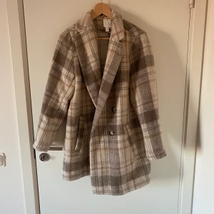 Rutig kappa - Rutig beige multi kappa från H&M i strl 42🧥