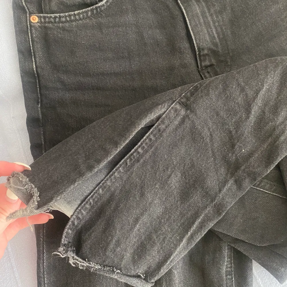 svarta jeans från gina tricot, säljer då dom inte används, har några sträck på dig som man ser i sista bilden (kommer från att dom har tvättats) säljer för 120kr +frakt❤️. Jeans & Byxor.