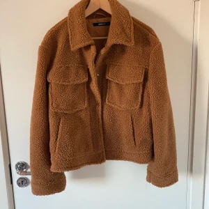 Teddyjacka - Kamelbrun teddyjacka från Gina tricot i storlek 42. Knappt använd.