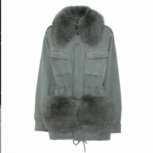 Custommade jacka - Jättebra skick! Knappt använd. Säljer åt en kompis. Stolek s/m. Går ej att få tag på😍